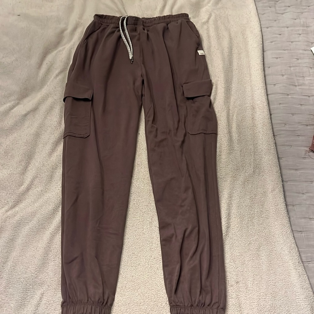 Vuori boyfriend cargo joggers